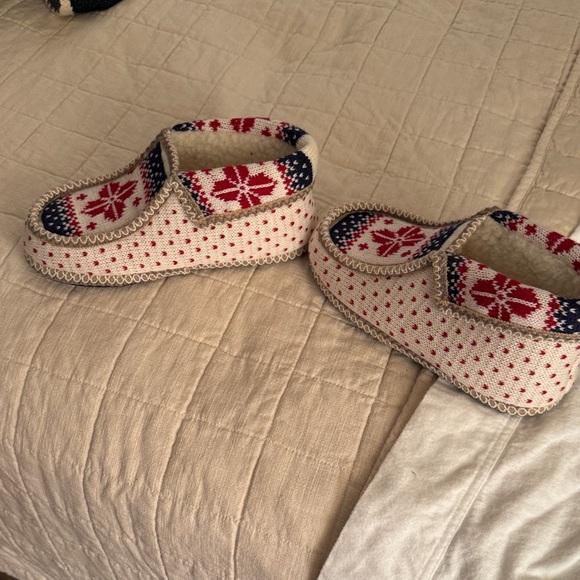 Nordic Knit Women's Slippers - Red and Blue - Picture 2 of 4